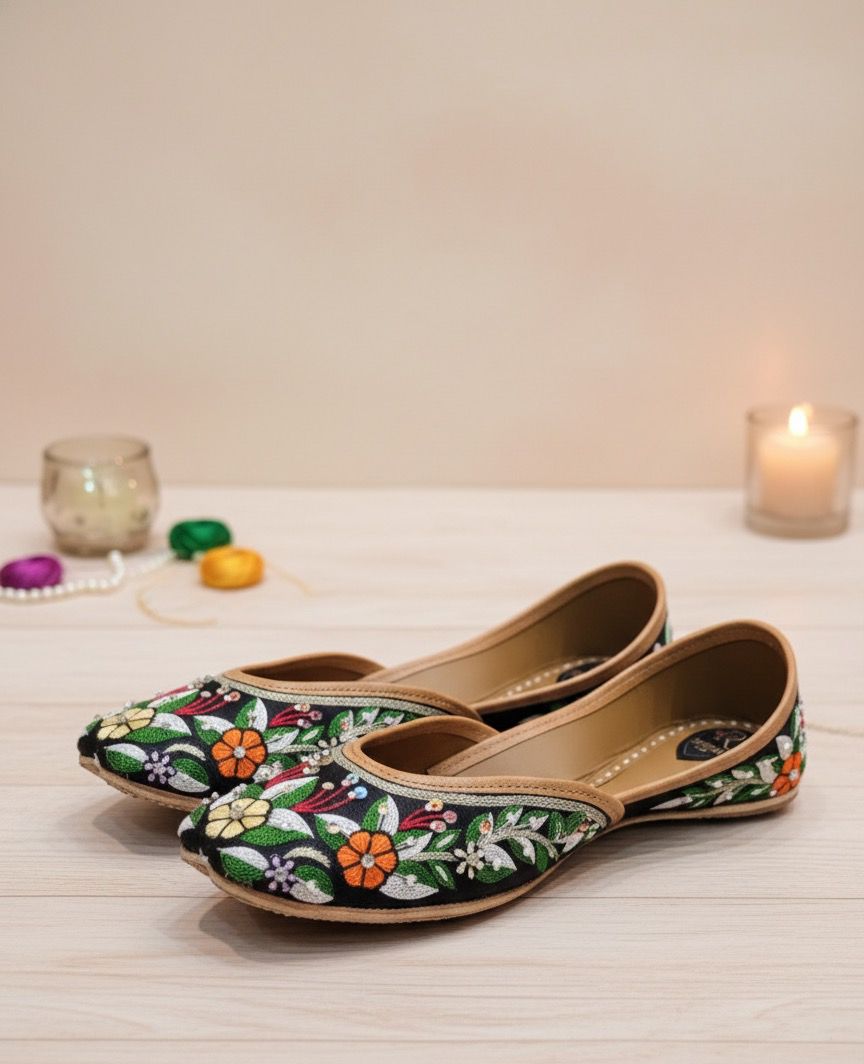 Phoolkari Charm Jutti