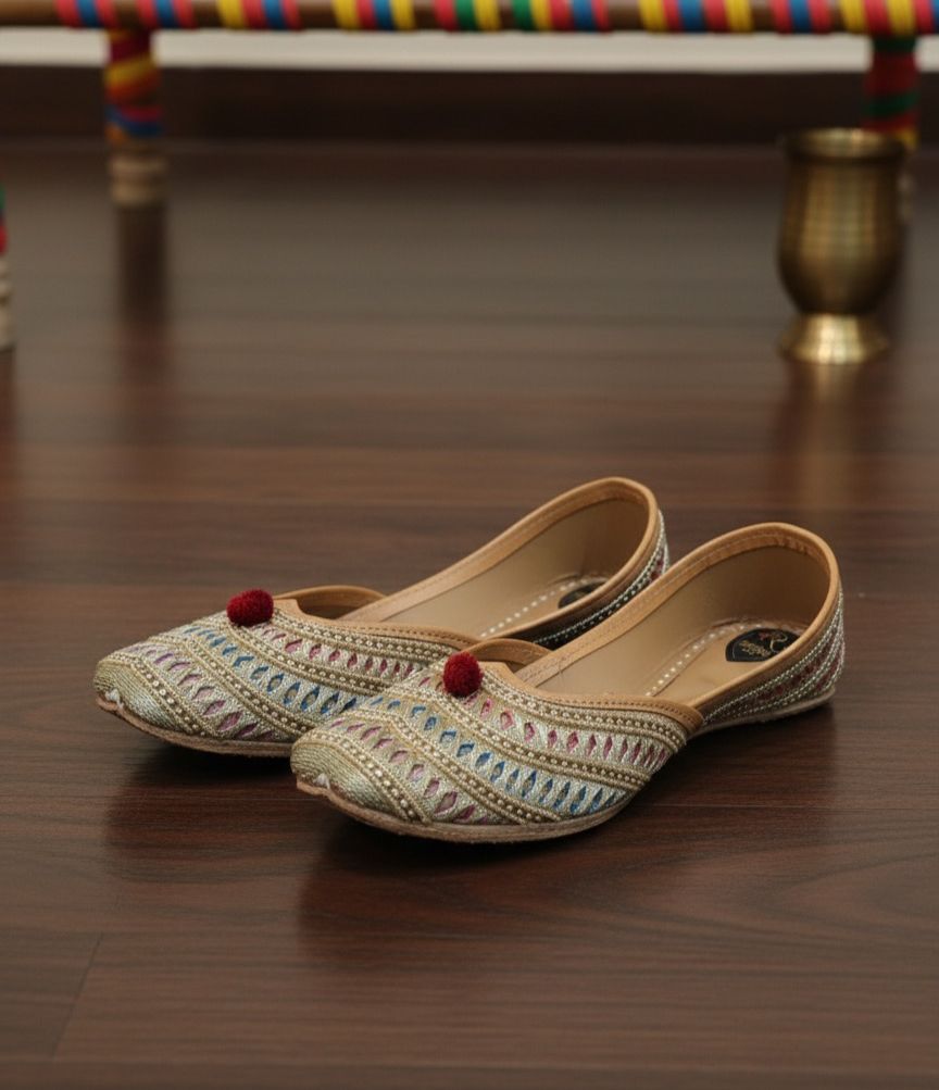 Sunehri Zari Pompom Jutti